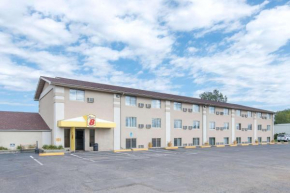 Super 8 by Wyndham Watertown